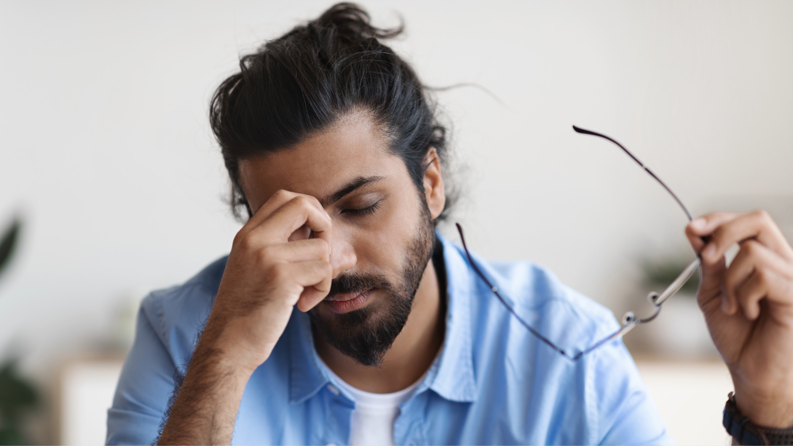 Pressure behind the eye: Causes and when to call a doctor