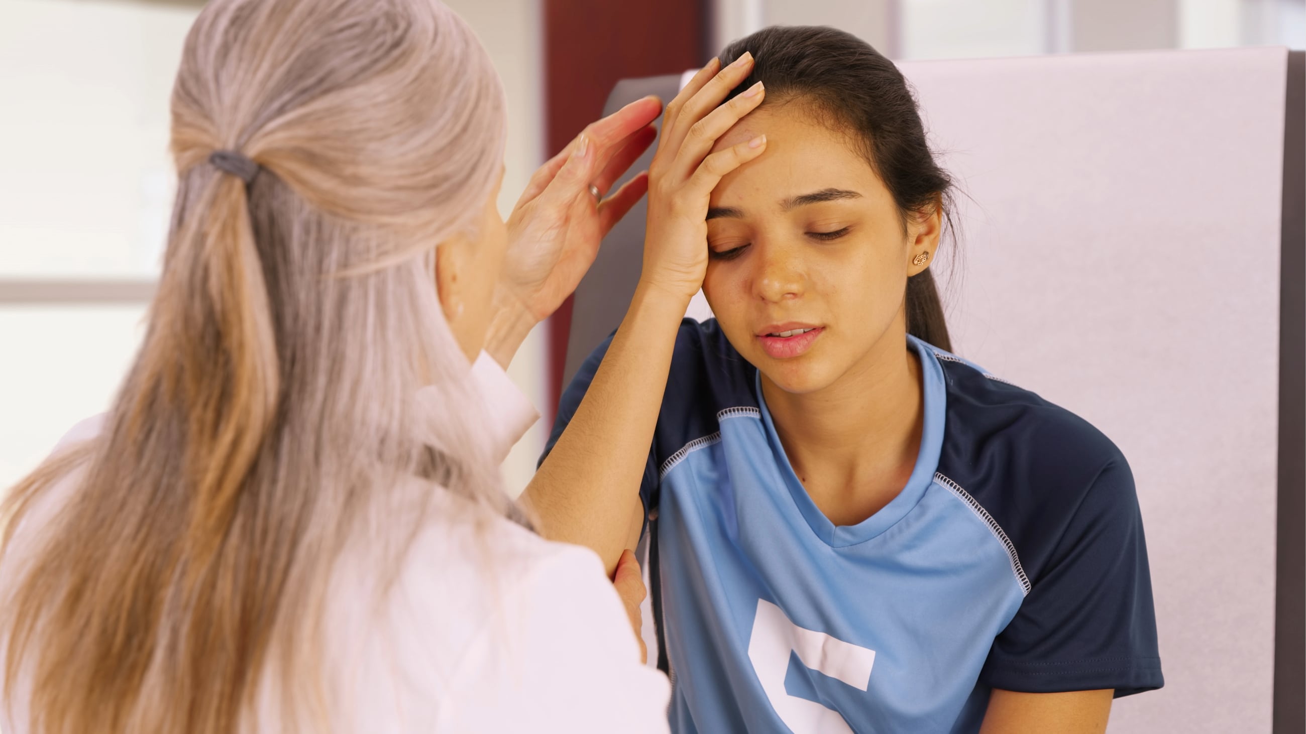 What causes double vision (diplopia) that comes and goes? What causes double vision (diplopia) that comes and goes?