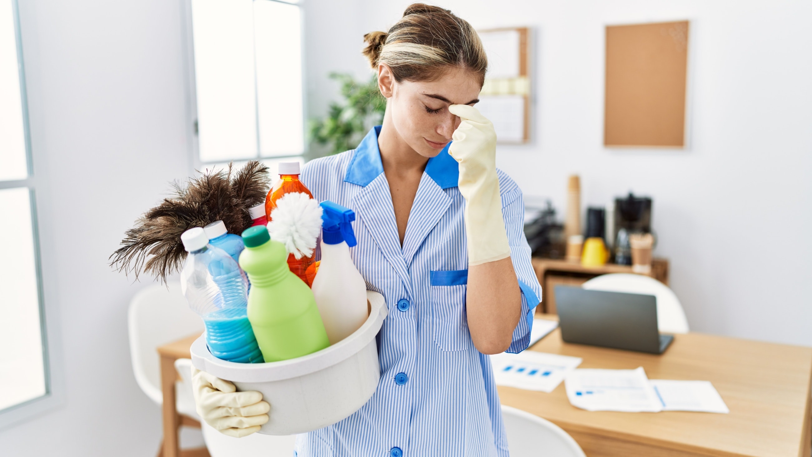 Bleach in the eye: Symptoms & first aid tips Bleach in the eye: Symptoms & first aid tips