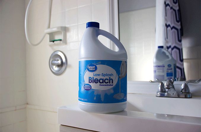 Bleach in the eye: Symptoms & first aid tips