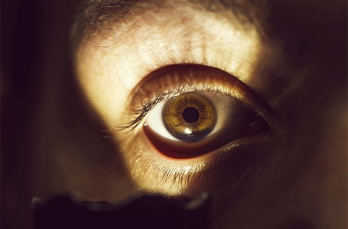 Flashlight in eyes: Can artificial light cause blindness?