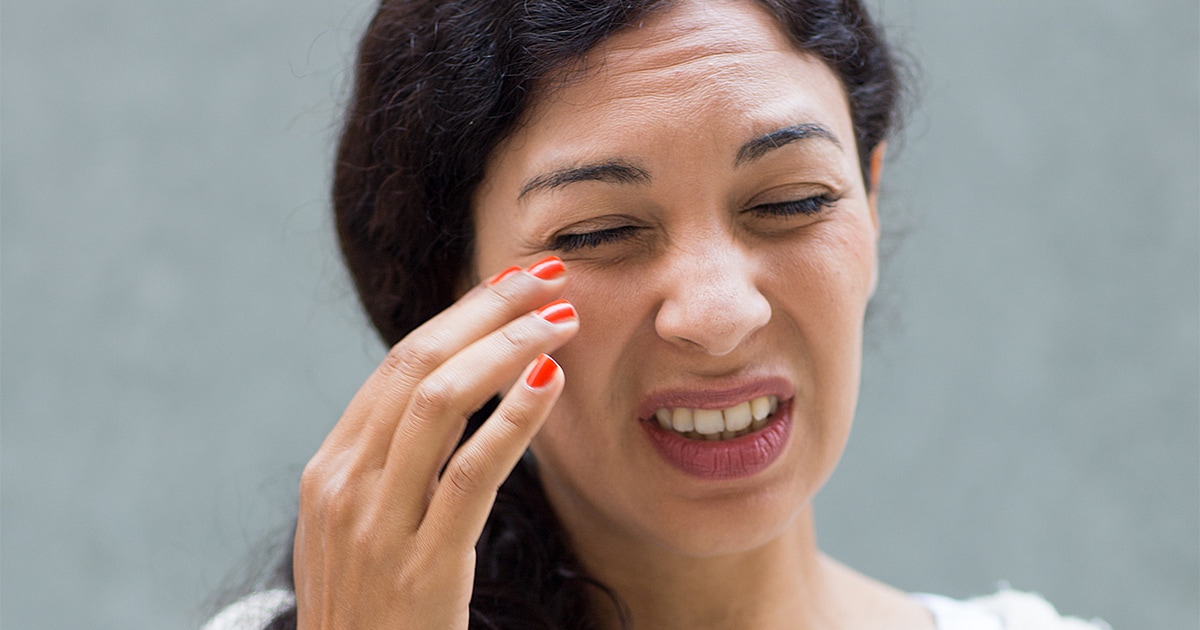 How to handle contact lens discomfort