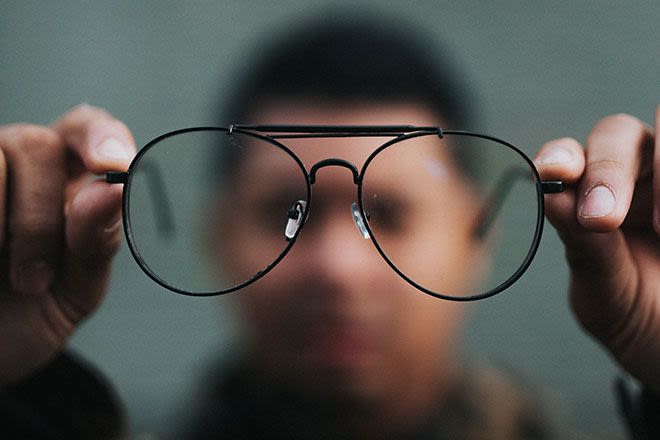 Eyeglass Frames: Glasses for Oval Faces