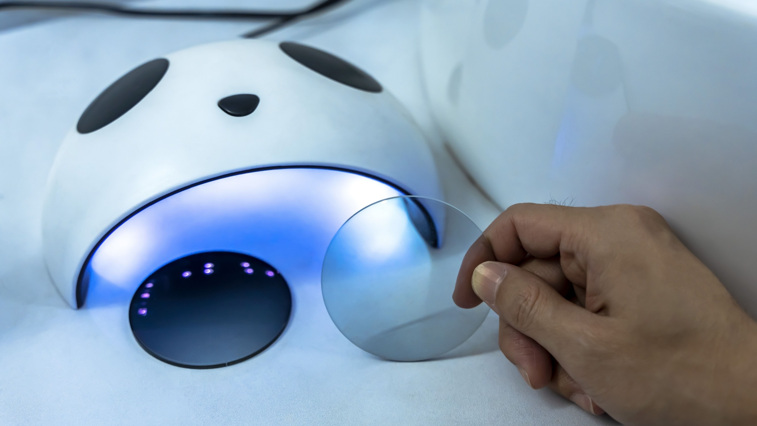 photochromic lenses transitioning through different levels of sun exposure