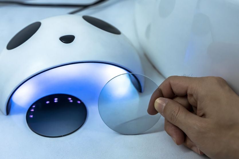 photochromic lenses transitioning through different levels of sun exposure