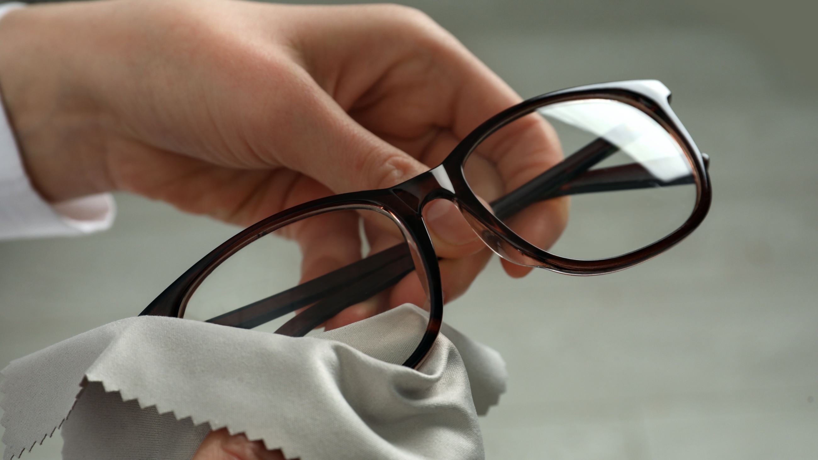 Illustration of how to clean eyeglasses