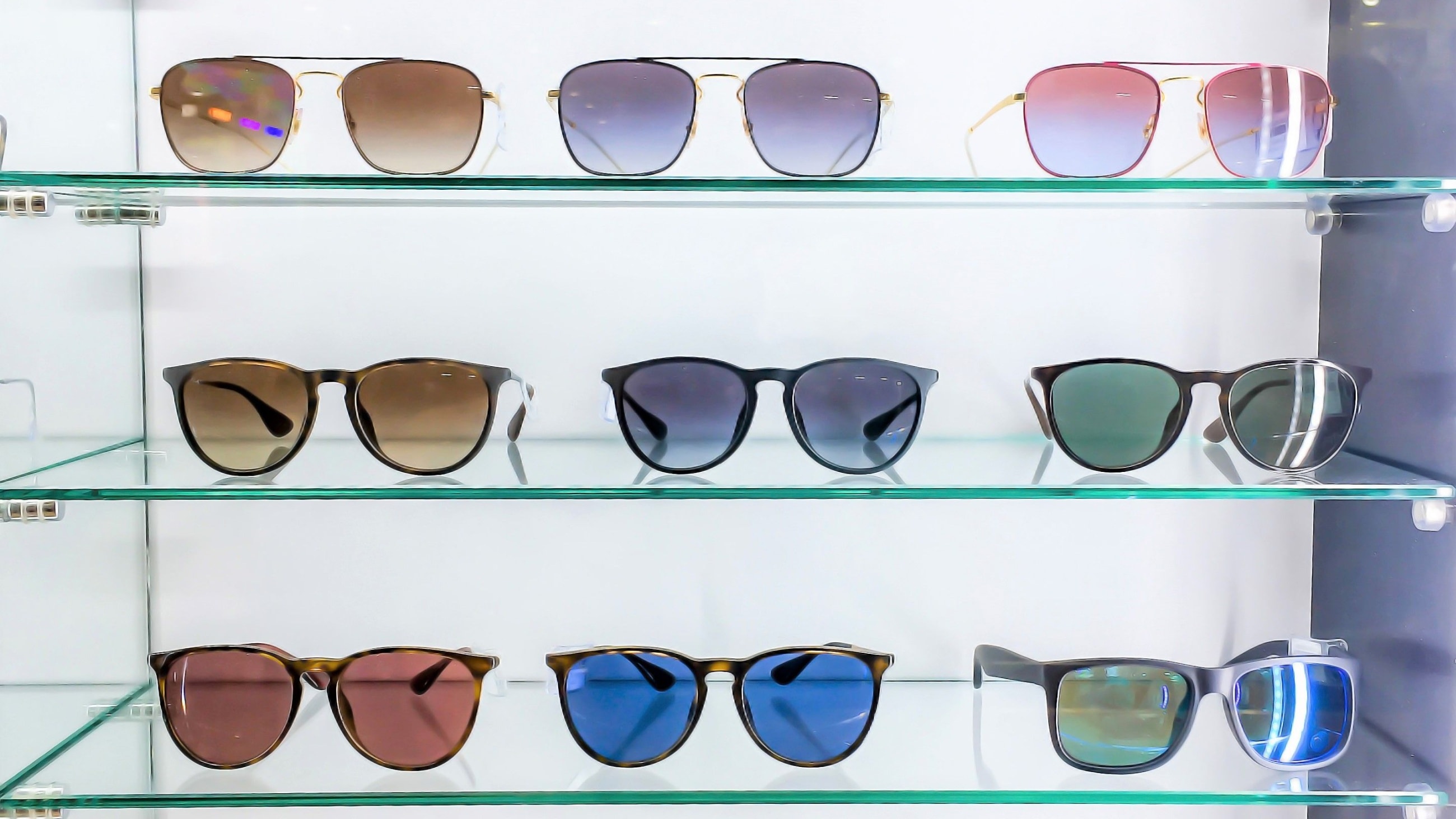 Female glasses shapes in accordance with the shape of the face.