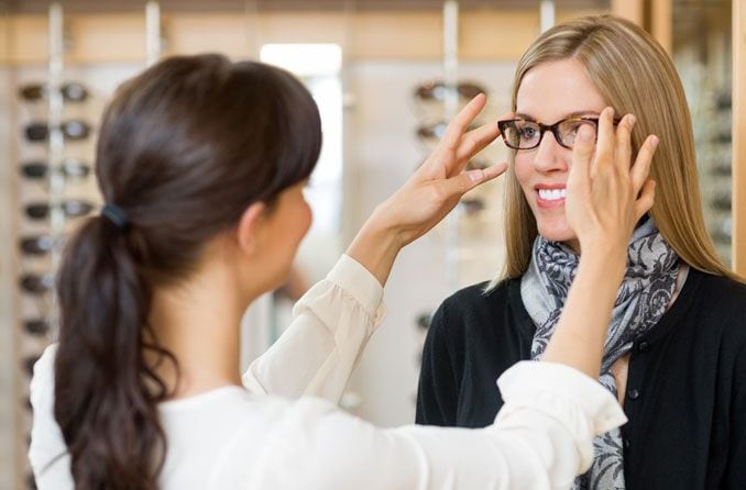 Frau wird mit Brille ausgestattet Frau wird mit Brille ausgestattet
