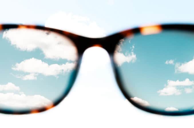 Сцена проясняется через поляризованный объектив