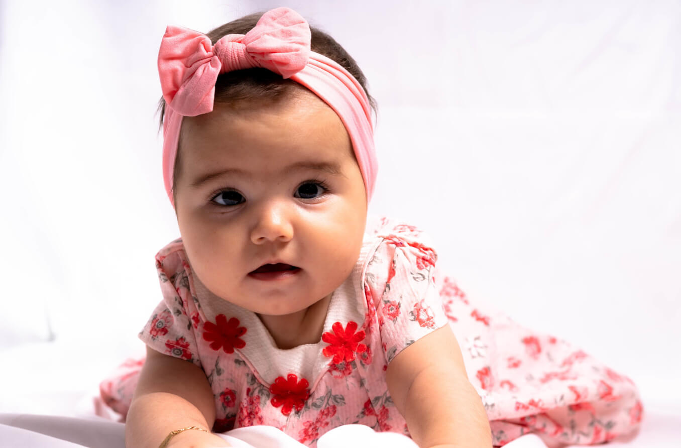 Primer plano de un bebé con ojos grandes