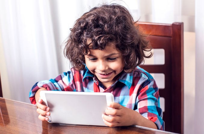 Los niños y la tecnología: protegiendo los ojos de sus hijos