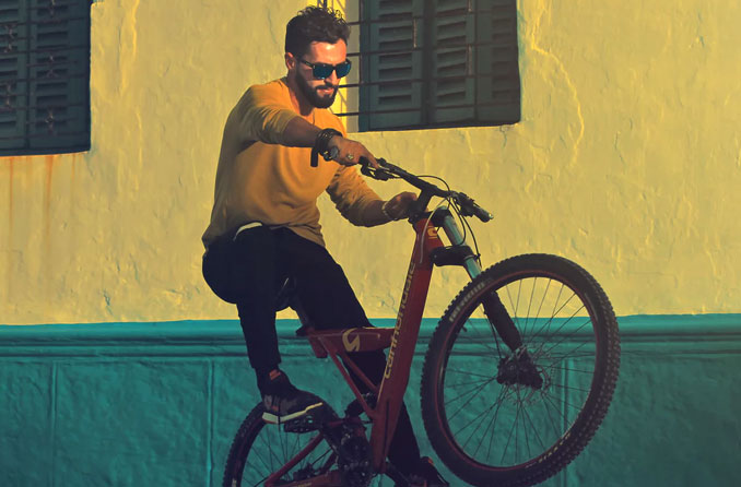 Persona sonriente con gafas de sol