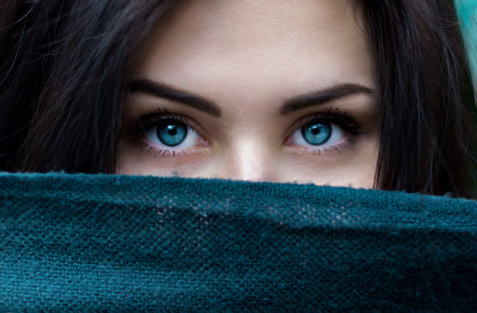 persona con ojos azules