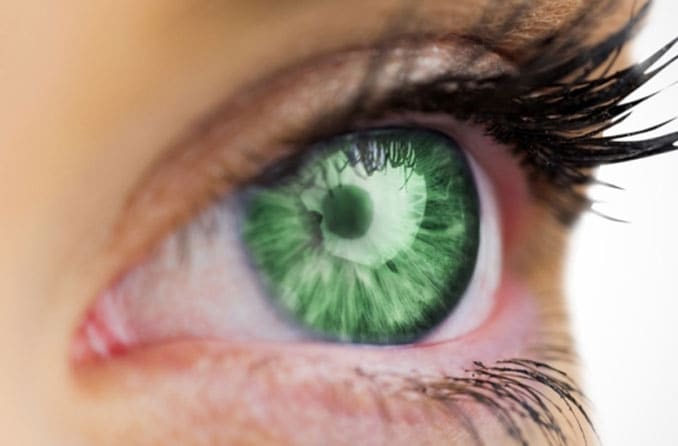 persona con ojos verdes persona con ojos verdes