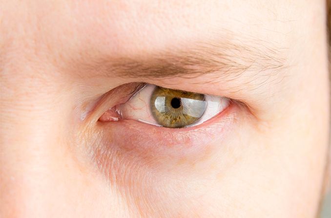 hombre on ojos con capucha