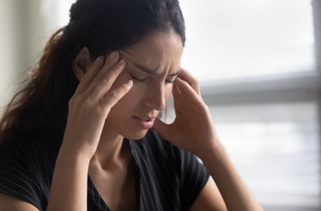 mujer con dolor de cabeza