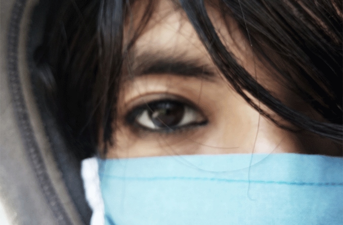 mujer con covid y visión borrosa