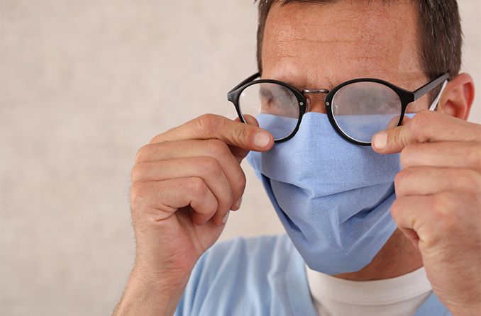 Lentes empañados en un hombre con cubrebocas