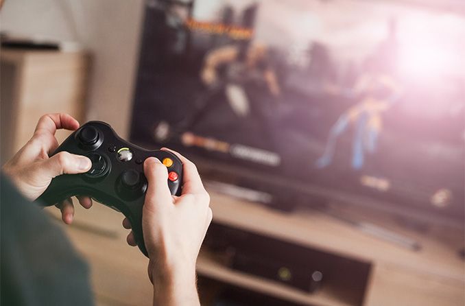 Persona jugando videojuegos durante la cuarentena de coronavirus