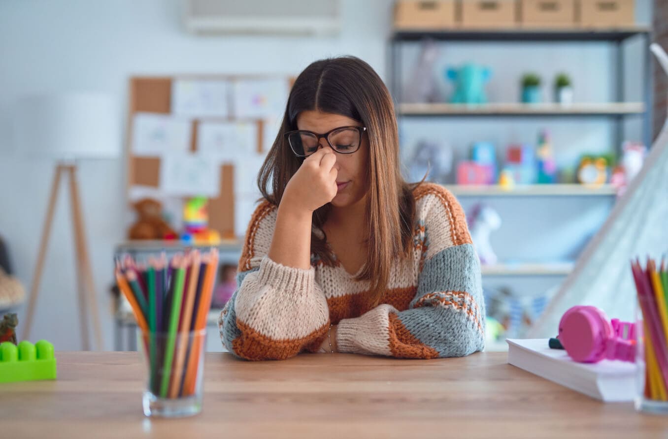 mujer en la computadora con ojos cansados mujer en la computadora con ojos cansados