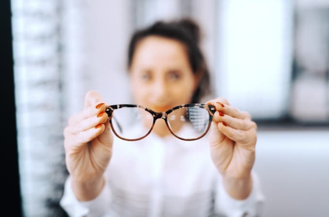 ¿Necesitaré gafas después de la cirugía de cataratas?
