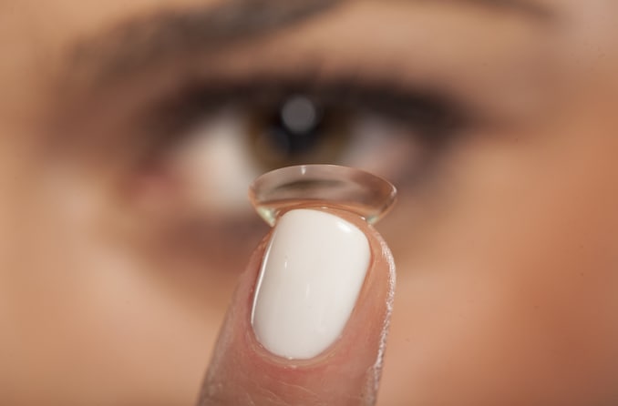 ¿Los lentes de contacto pueden dañar sus ojos?