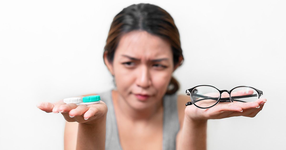 Mujer decidiendo entre anteojos y lentes de contacto Mujer decidiendo entre anteojos y lentes de contacto