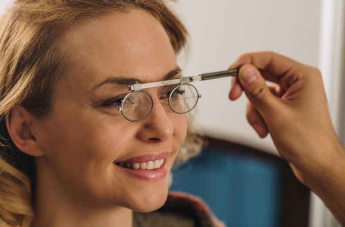 ¿Qué significan los números en los armazones de mis gafas?
