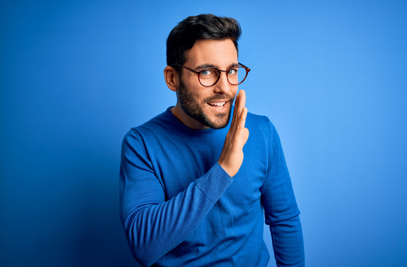 hombre de traje con gafas