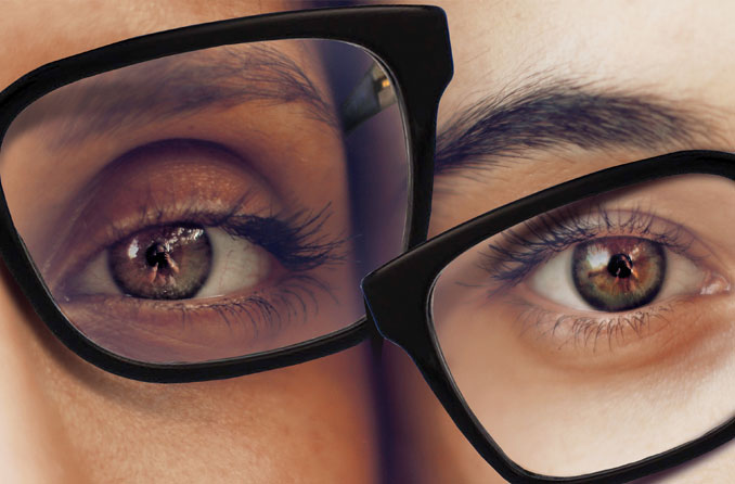 Hombre y mujer con los mismos anteojos
