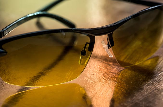 Hombre con gafas de conducción nocturna mientras conduce