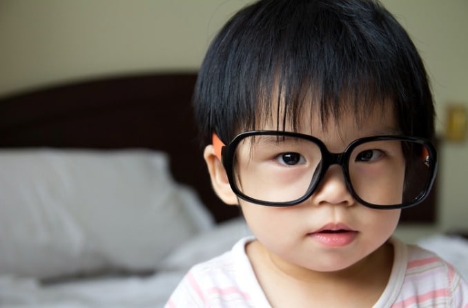 解決嬰兒視力問題的嬰兒眼鏡