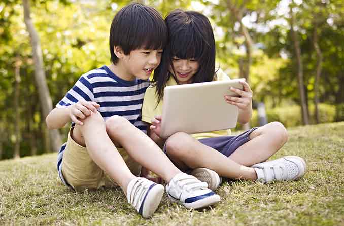 兒童使用平板電腦
兒童使用平板電腦