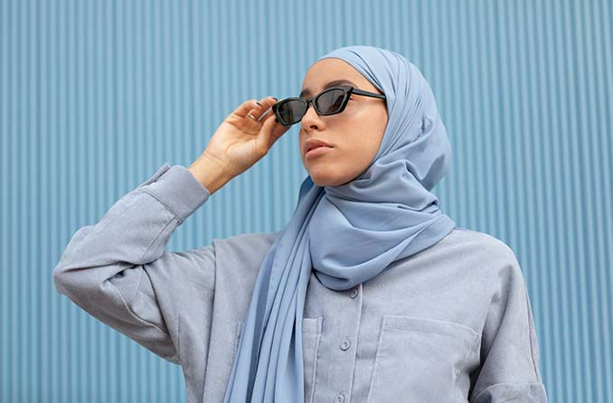 امرأة ترتدي نظارة شمسية واقية من الشمس