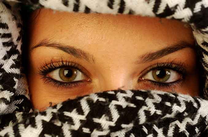 امرأة ذات عيون خضراء