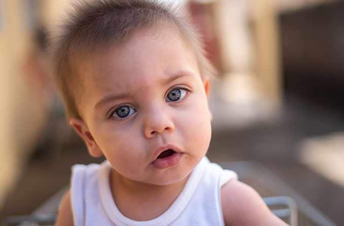 طفل بعيون زرقاء طفل بعيون زرقاء