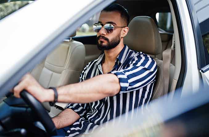 النظارات الشمسية التي تُصرف بوصفة طبية: دليل لأفضل العدسات