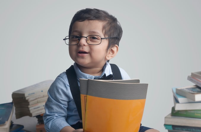 enfant portant des lunettes enfant portant des lunettes