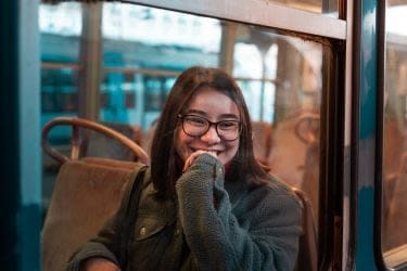 adolescente, à, lunettes, sourire