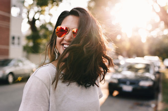 femme portant des lunettes de soleil de protection spf