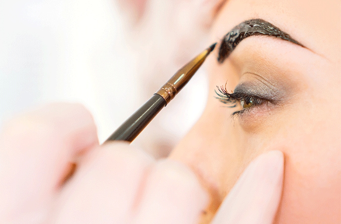Coloration des sourcils : Avantages, risques et à quoi s’attendre