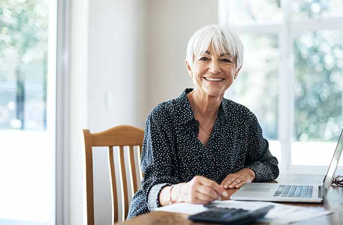 Femme aînée, séance, devant, ordinateur Femme aînée, séance, devant, ordinateur