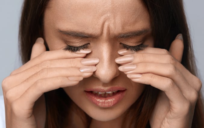 Yeux qui brûlent : symptômes et traitements de la brûlure oculaire