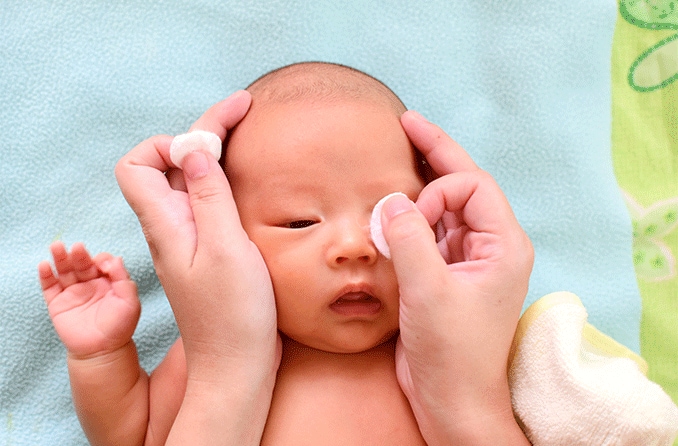 Les écoulements oculaires chez les bébés et jeunes enfants