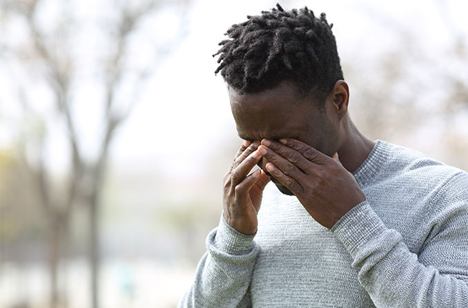 homme avec des paupières enflées et qui démangent