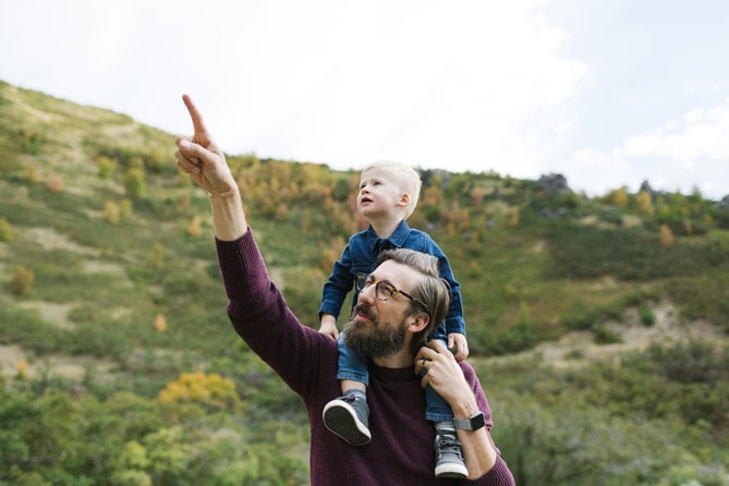 un père montre à son fils quelque chose dans le ciel un père montre à son fils quelque chose dans le ciel