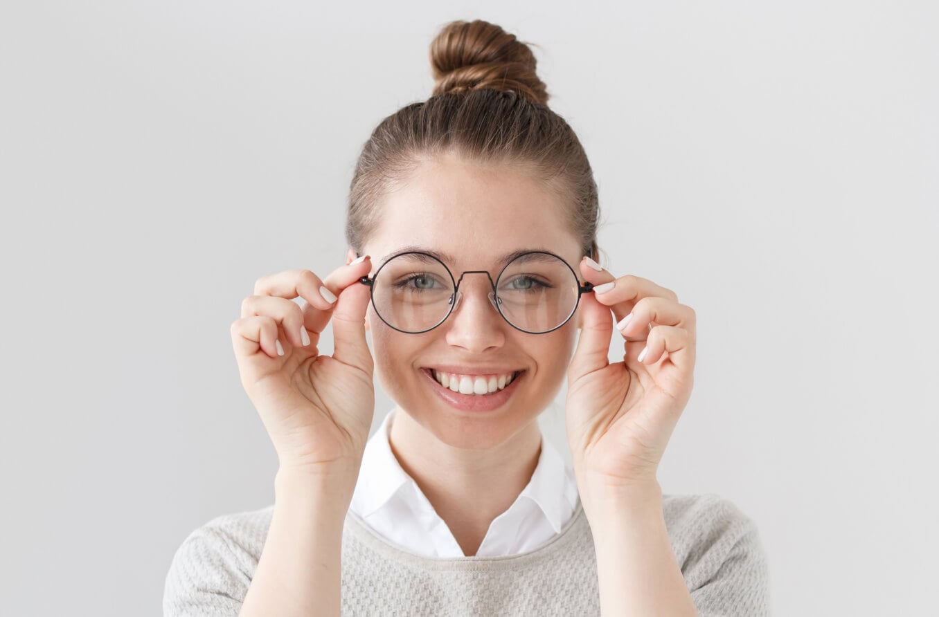 homme avec la bonne taille de branches de lunettes homme avec la bonne taille de branches de lunettes