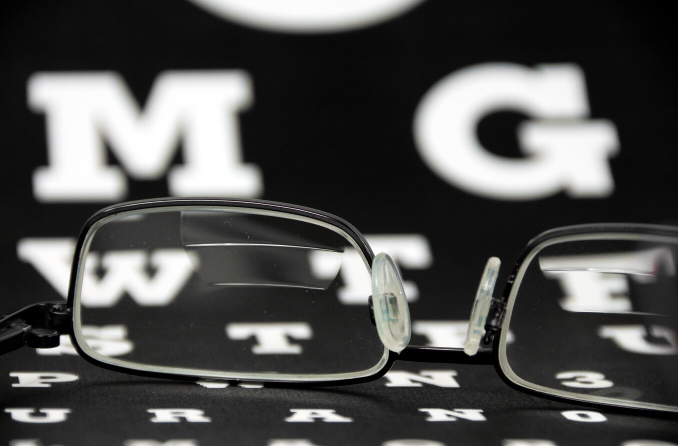 Lentilles bifocales et trifocales : Lentilles pour la vision après 40 ans | All About Vision