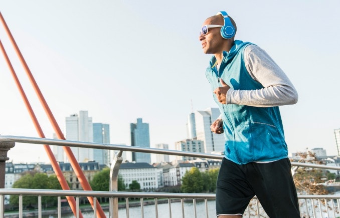 personne portant des lunettes de sport appropriées pendant la course