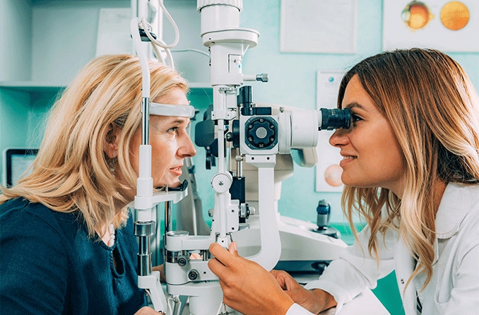 Examen de glaucome pour mesurer la pression oculaire